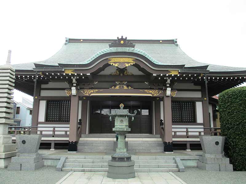 信法寺　本堂の前にある灯篭