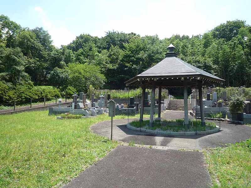 修廣寺　広々とした墓域