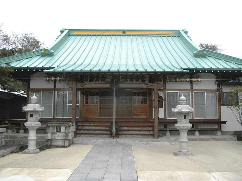 長源寺　灯篭が立ち並ぶ本堂