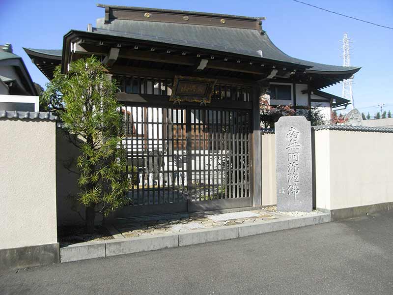 中郡二宮樹木葬永久の郷　植栽が添えられた入口