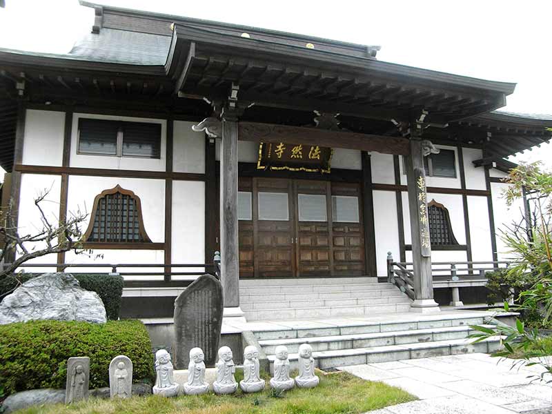 中郡二宮樹木葬永久の郷　お地蔵様が並ぶ本堂