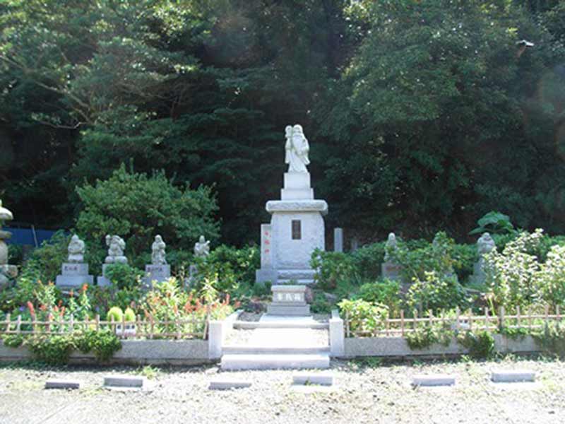 妙音寺　七福神が見守る駐車場