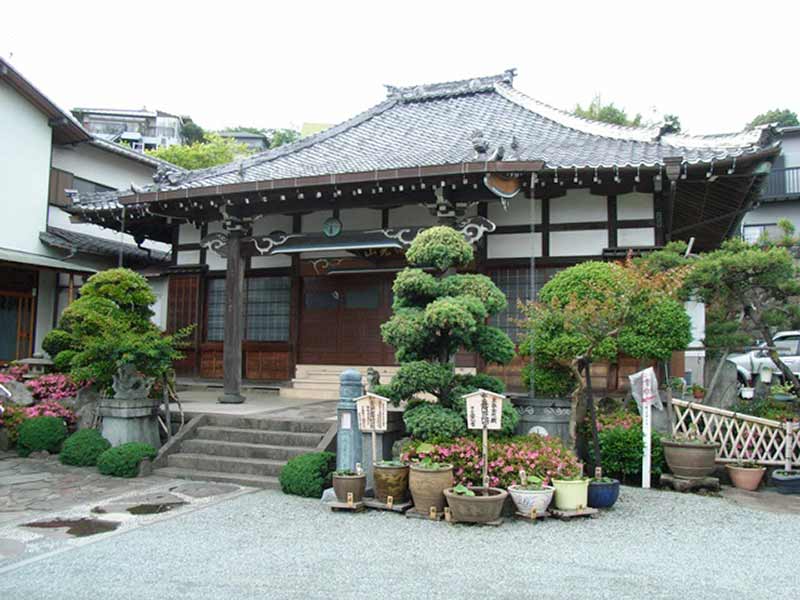 発心寺　植栽が配置された本堂