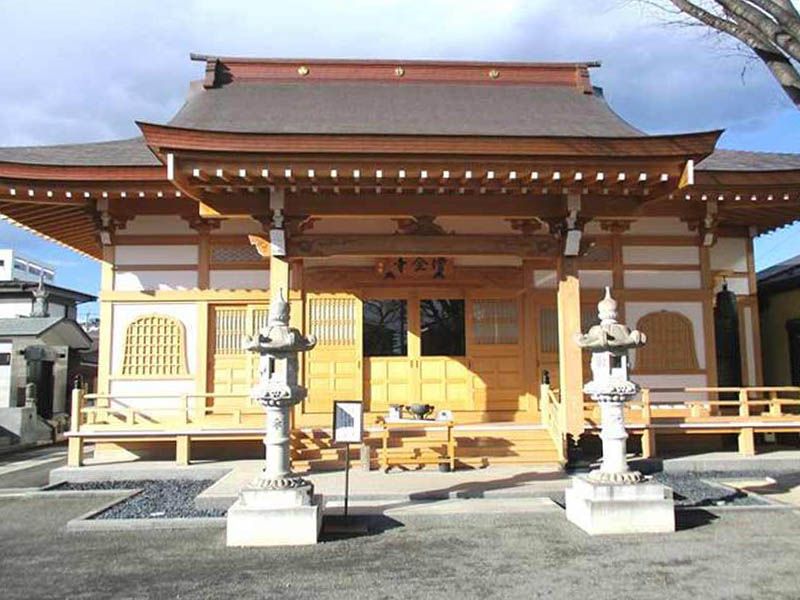 増全寺　灯篭が並んでいる本堂