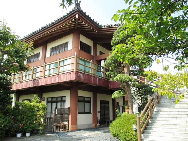 本行寺　木々が美しい本堂