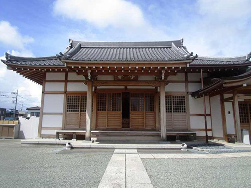 少林寺　白い参道が目を引く本堂