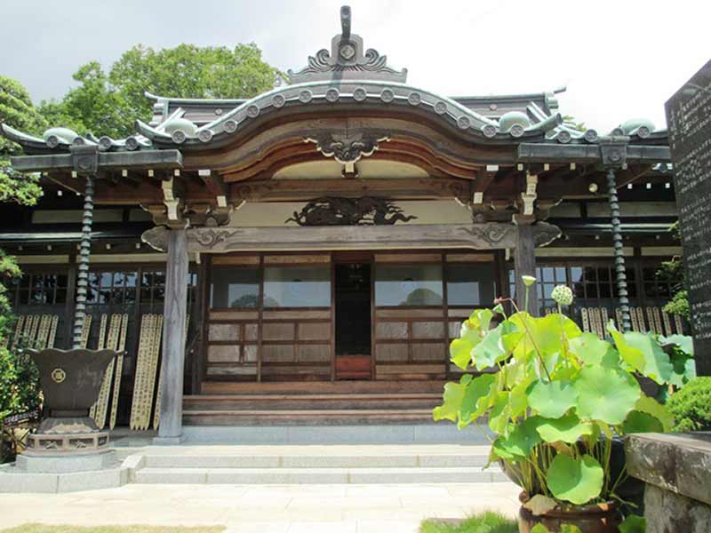 真徳寺　厳かな雰囲気の本堂