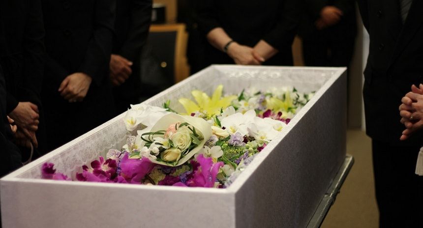 棺を取り囲む喪服を着た家族