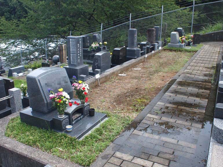 黒川光墓苑　高台にある墓域
