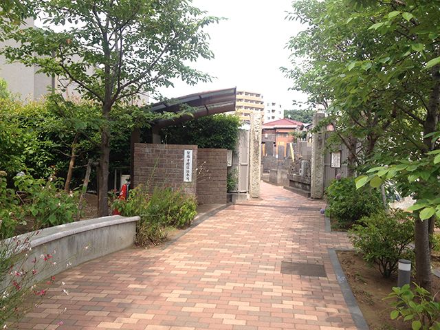 上石神井霊園　煉瓦敷きのバリアフリー参道