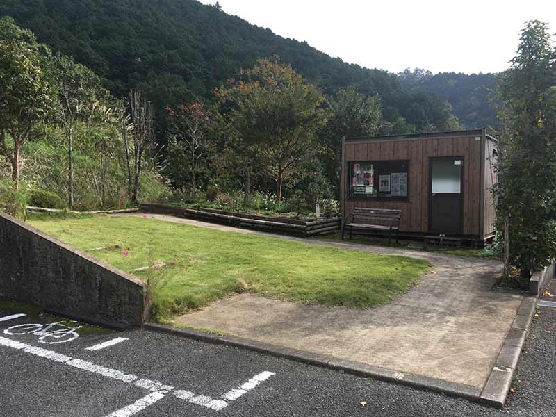 メモワール秦野　管理施設前の休憩所