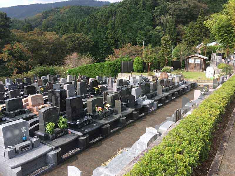 メモワール秦野　様々なタイプの墓石が並ぶ墓域