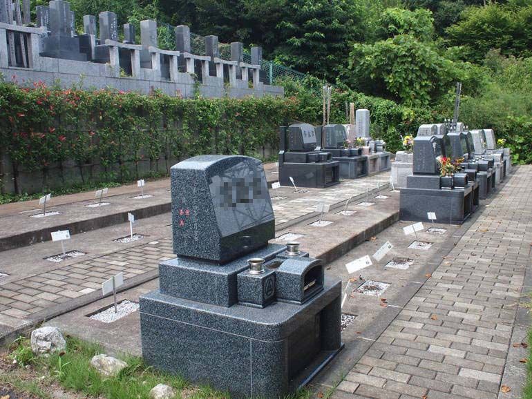 黒川光墓苑　和洋墓石混在