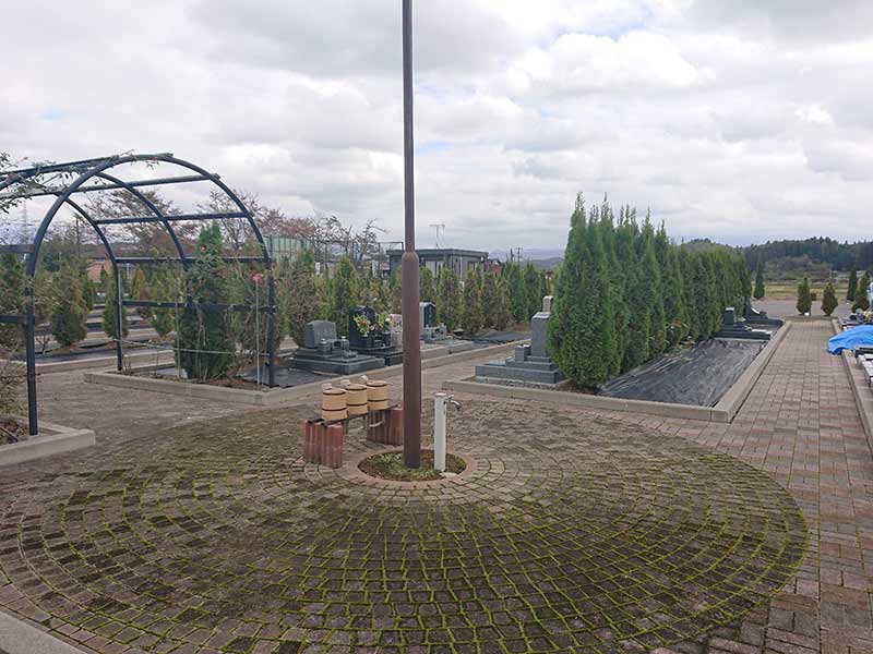 フジパーク霊園 見附 公園のような洋風アーチと緑