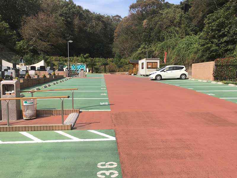 メモリアルパーク大磯 永代供養墓　整備された広い駐車場
