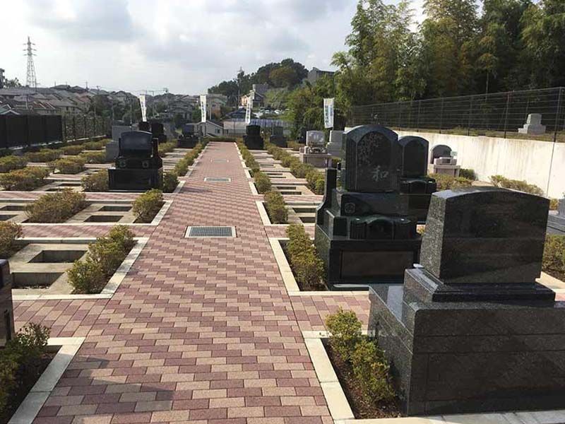 二宮霊園 ひかりの丘　レンガ造りの平坦な参道