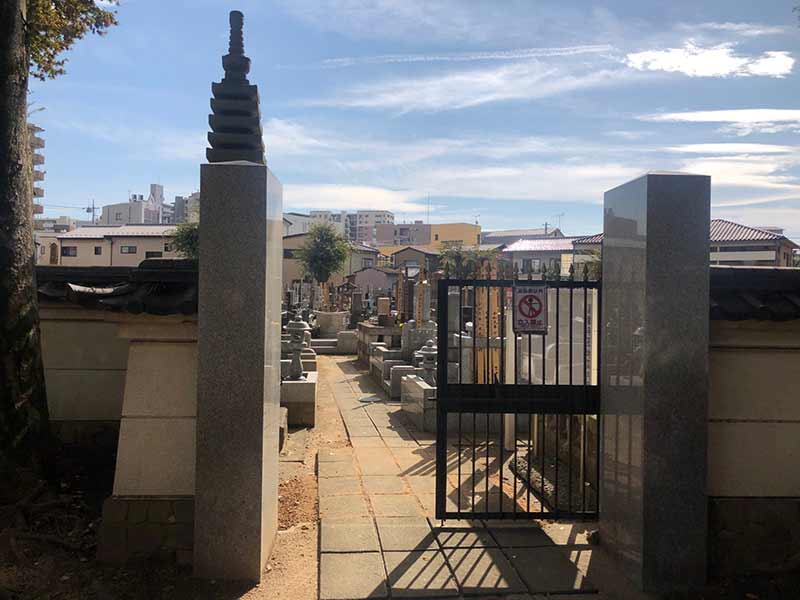 蓮馨寺　御影石が美しい入口