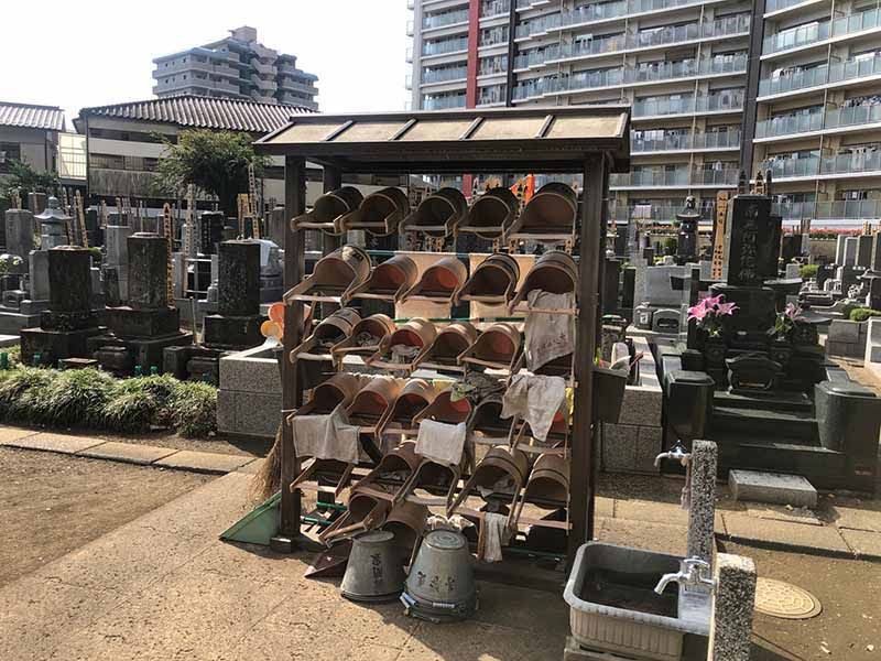 蓮馨寺　掃除道具置き場と水場