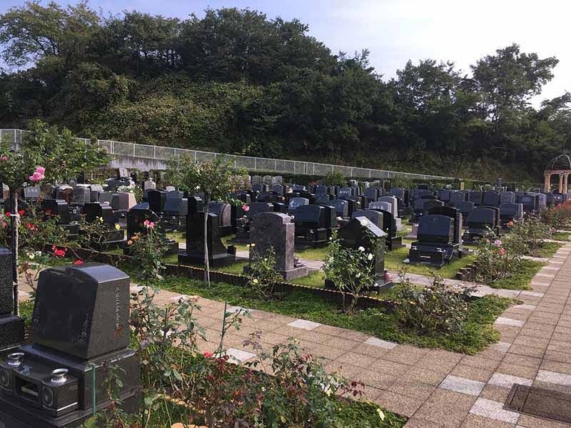 メモリアルパーク花の郷墓苑 厚木宮の里　色とりどりのバラに囲まれた墓域