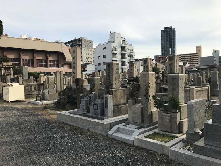 大阪市設 北霊園　広い参道