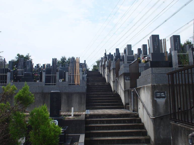 黒川光墓苑　段々の墓域