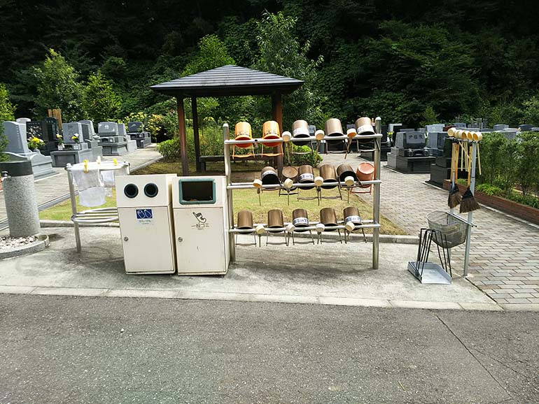 八王子上川霊園の柄杓と手桶置き
