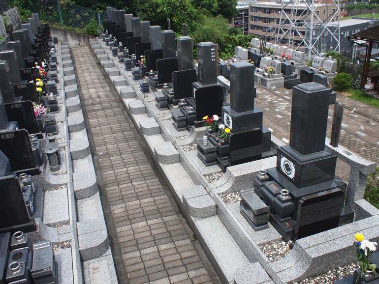 黒川光墓苑　レンガ敷きの参道