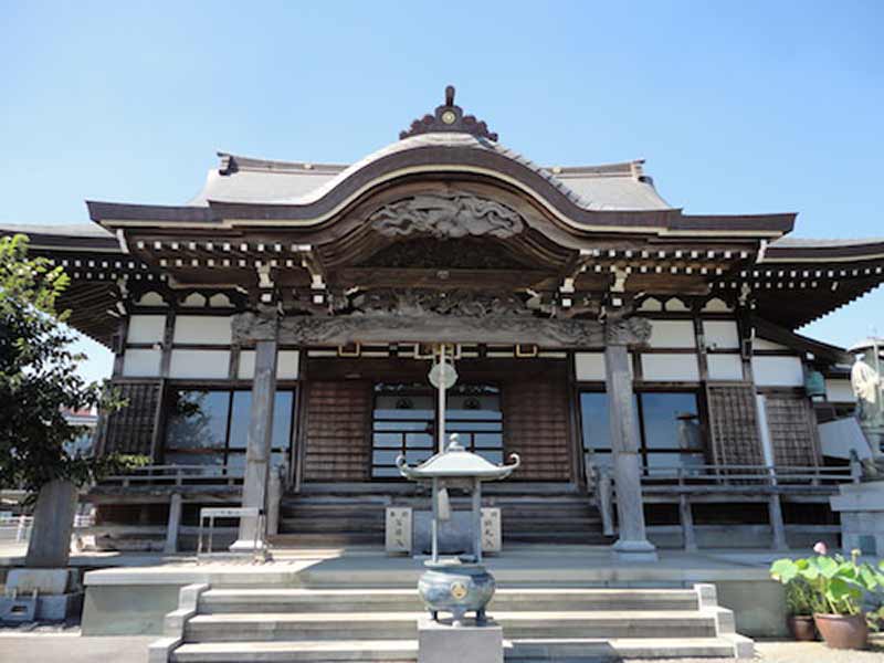 東漸寺 のうこつぼ　本堂前にある常香炉