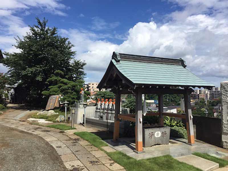 東漸寺 のうこつぼ　入り口近くの手水舎