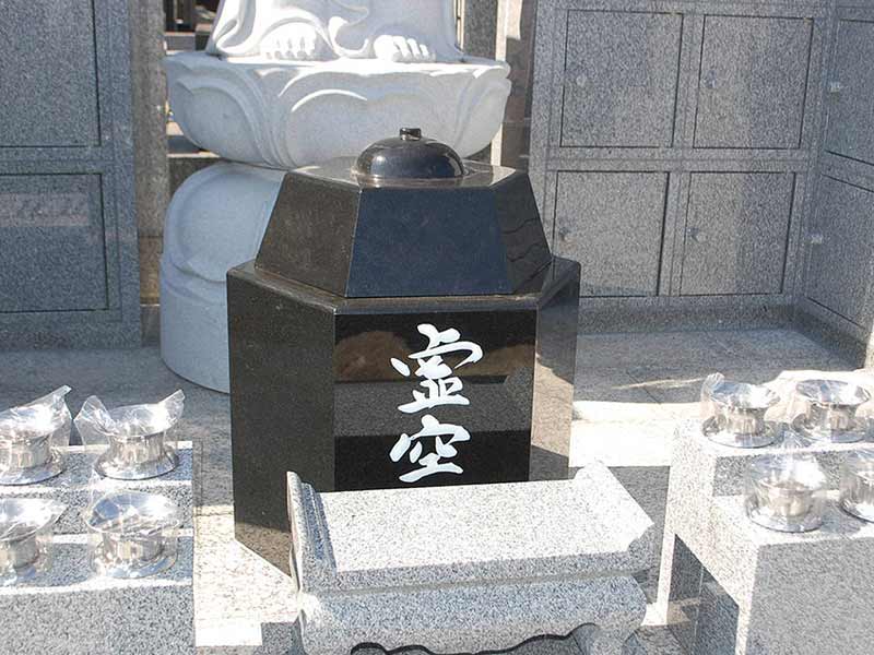 東漸寺 のうこつぼ　屋外にある「のうこつぼ 」