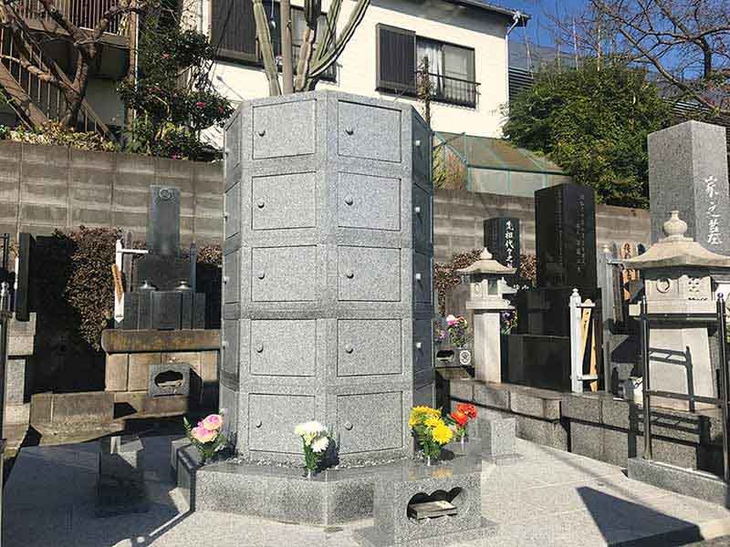 三樹院 のうこつぼ　和型墓石とのうこつぼ