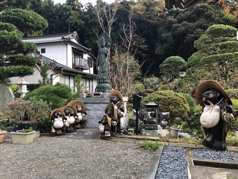 慶林寺 のうこつぼ　タヌキの置き物