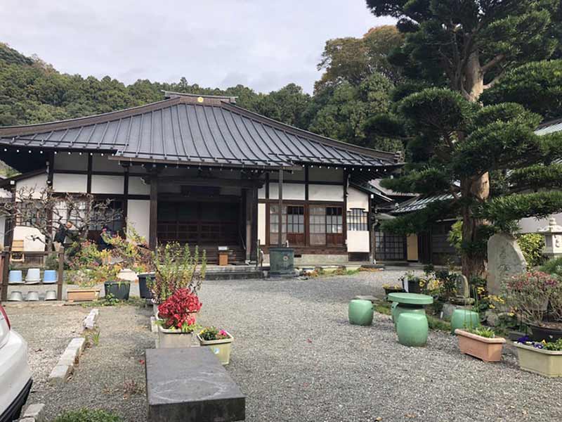慶林寺 のうこつぼ　庭園に置かれた石椅子