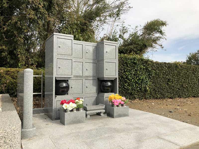 慶林寺 のうこつぼ　花が供えられた納骨墓