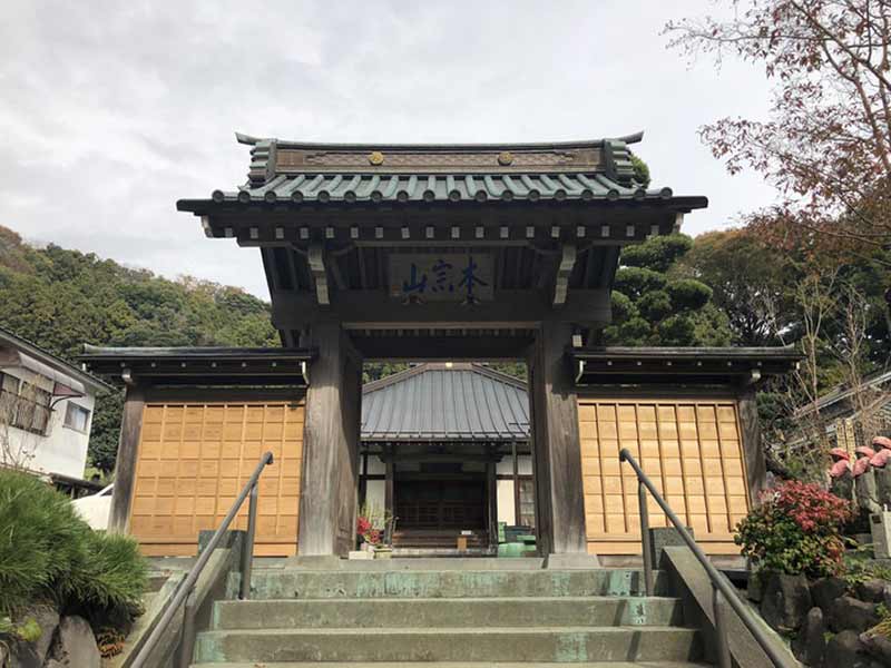 慶林寺 のうこつぼ　自然に囲まれた山門