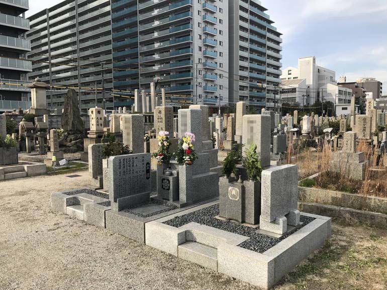 大阪市設 北霊園　花が供えられた墓石