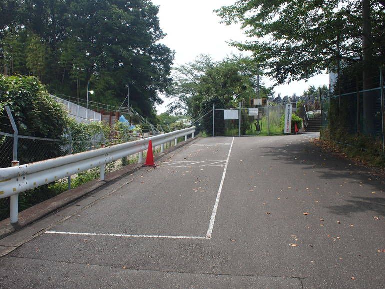 黒川光墓苑　敷地入り口の駐車場