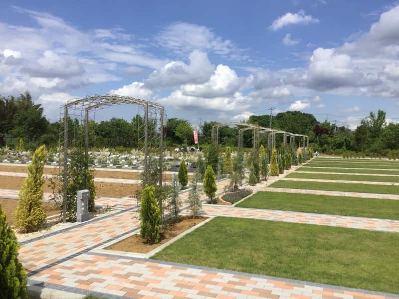 森のお墓 弥生の里・自然聖園のガーデニング風アーチと参道