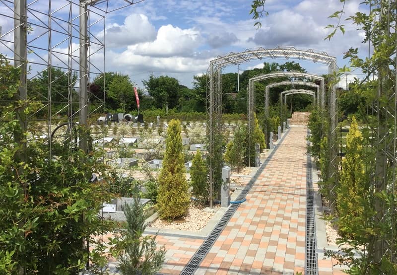 森のお墓 弥生の里・自然聖園のカラフルな参道