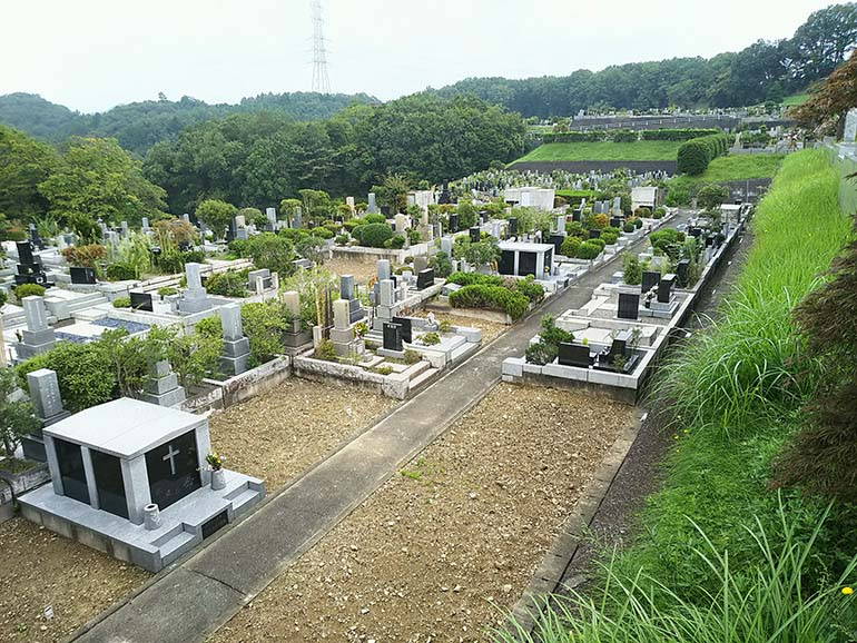 まだ埋まり切っていない八王子上川霊園の墓域