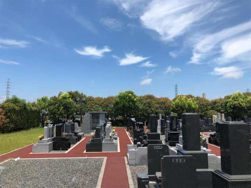 光明寺墓苑　木々に囲まれた墓域