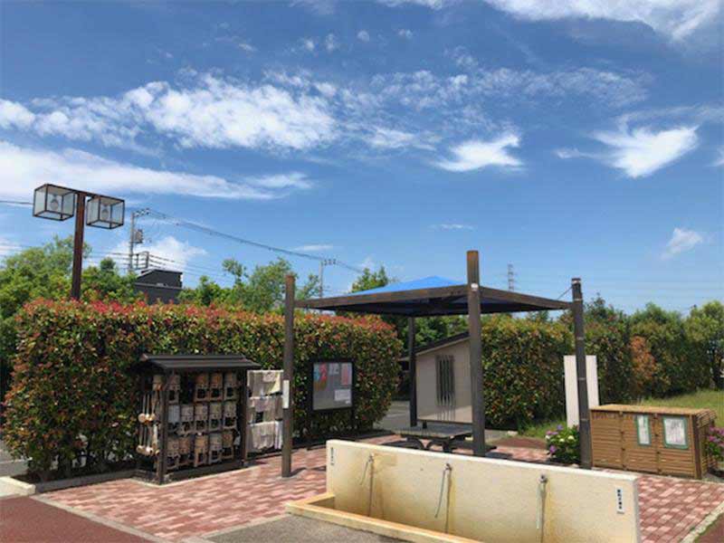 光明寺墓苑　道具のそろった水汲み場