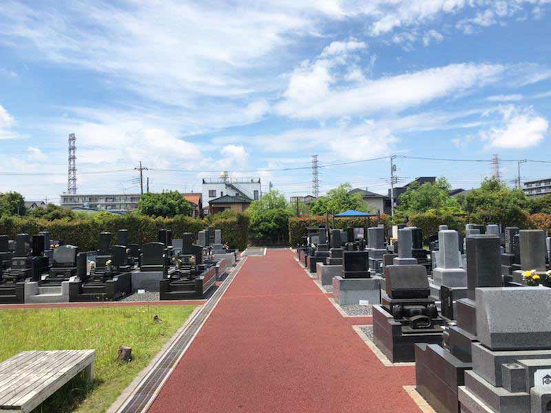 光明寺墓苑　住宅街の中にある墓苑