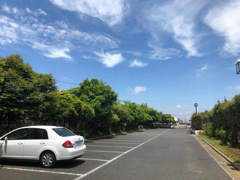 光明寺墓苑　広いバリアフリー駐車場