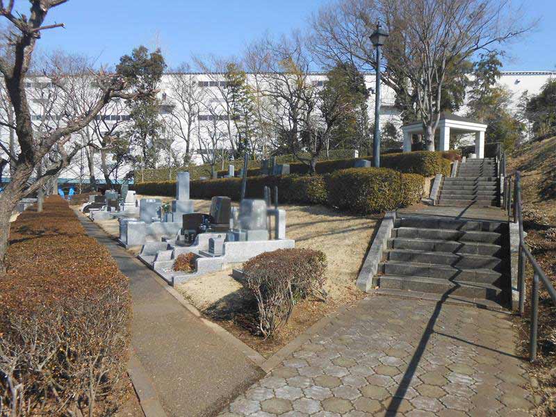さいたま市営 青山苑墓地　植栽に囲まれた苑内