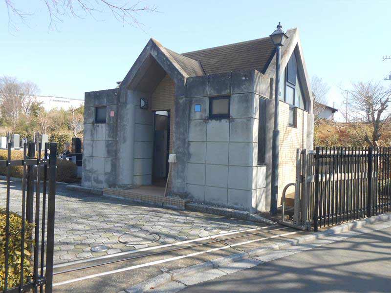 さいたま市営 青山苑墓地　とんがり屋根が目印のトイレ