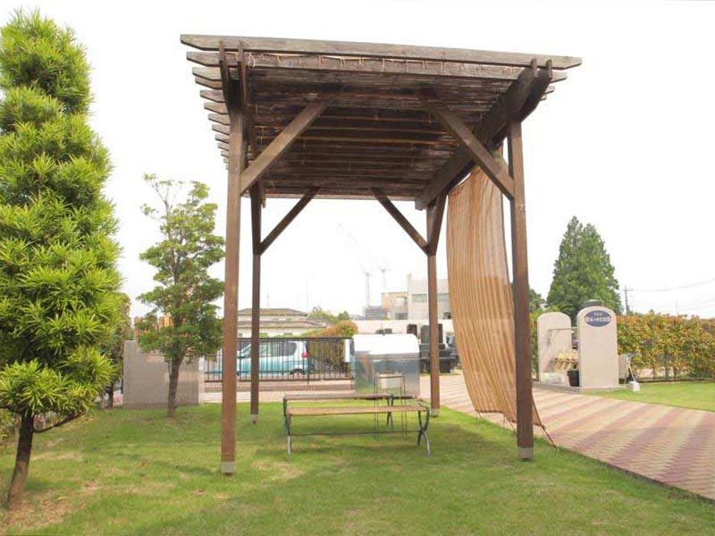 うらわ秋ヶ瀬霊園 「永遠の絆」永代供養墓　シェードの付いた休憩スペース