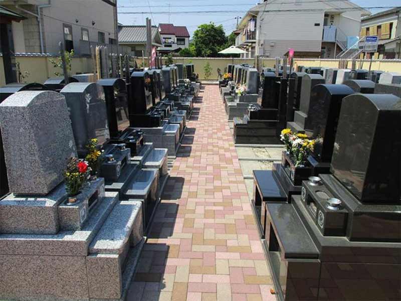 一ノ割駅前霊園　園内はバリアフリーで参拝しやすい