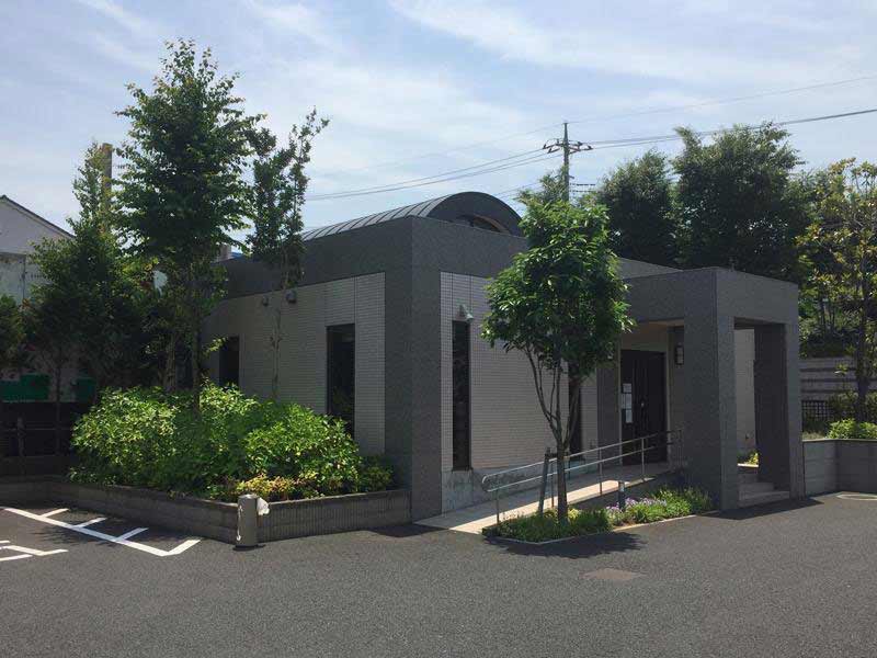 川口メモリアル和楽邸　スロープのある管理棟入口