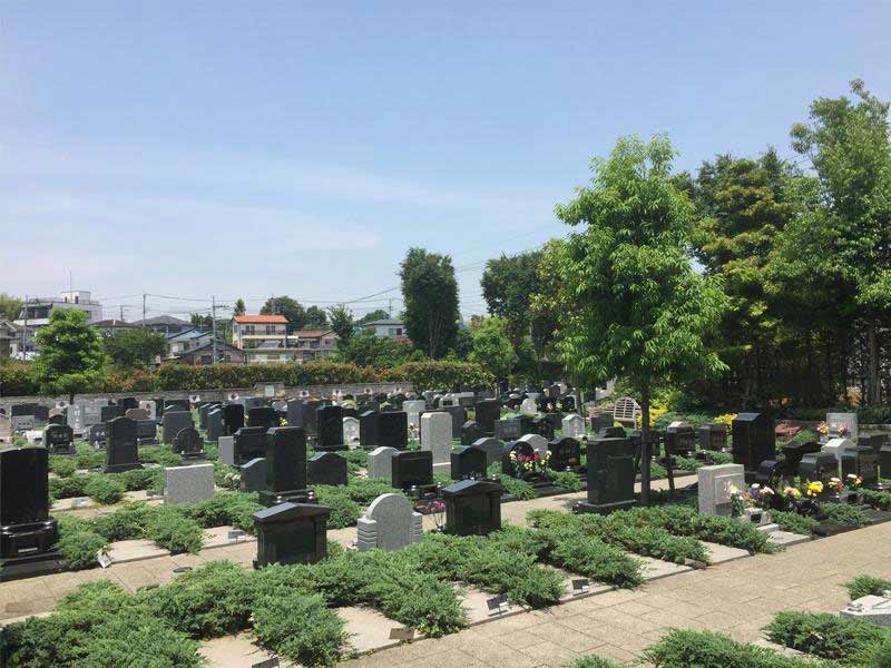 川口メモリアル和楽邸　緑と花々に囲まれた園内風景